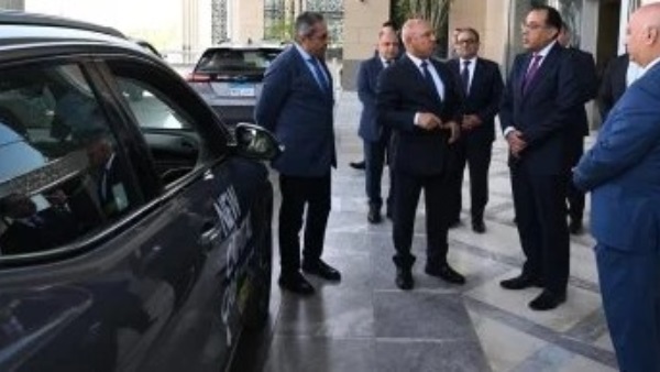 رئيس الوزراء يتفقد سيارات التاكسي