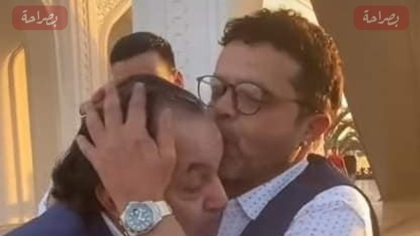 تقبيل رأس علاء مرسي