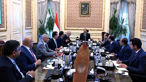 رئيس الوزراء خلال الاجتماع
