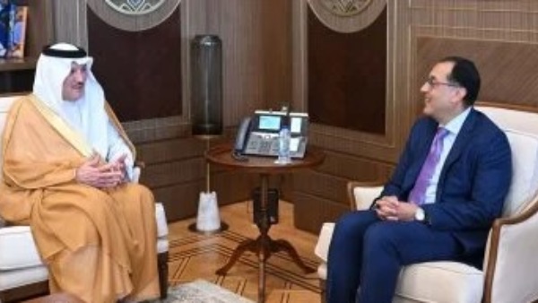 مصطفى مدبولي رئيس مجلس الوزراء مع أسامة نقلي سفير المملكة العربية السعودية في القاهرة 
