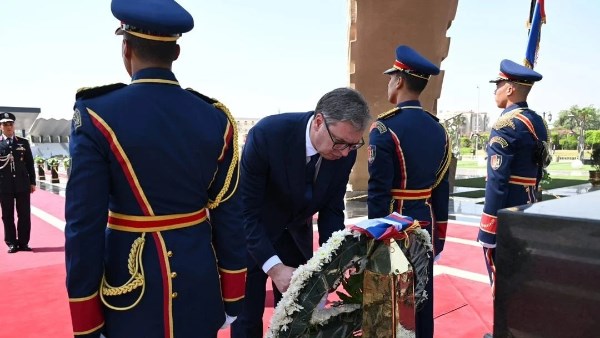 رئيس صربيا يضع أكليل زهور على ضريح السادات