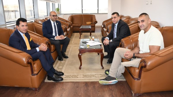  وزير الرياضة مع علي الزيني
