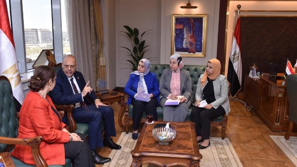 وزير العمل يلتقى السفيرة نائلة جبر لبحث ملفات مشتركة
