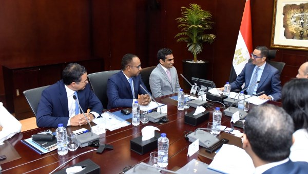 وزير الاستثمار والتجارة الخارجية يلتقي وفد مجموعة استوال الصناعية الهندية لبحث فرص ومقومات الاستثمار بالسوق المصري. 
