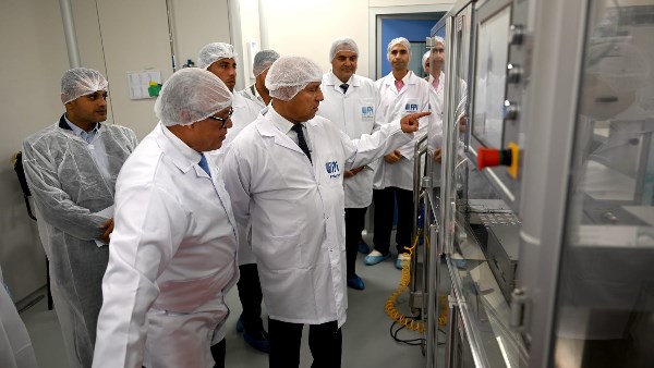 وزير الصناعة والنقل يتفقد مصنعين متخصصين في الصناعات الدوائية والغذائية بالمنطقة الصناعية بمدينة بدر 