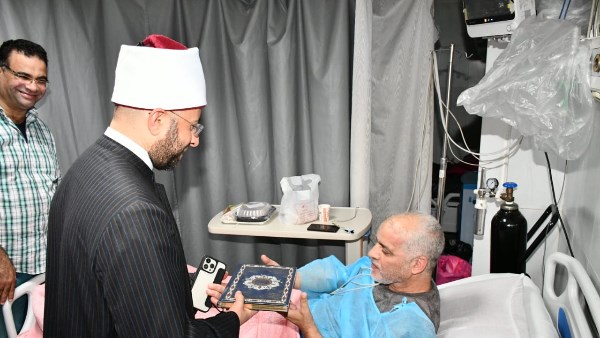 وزير الأوقاف أثناء زيارته لمستشفى الدعاة بمصر الجديدة 