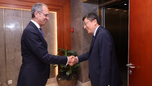  وزير الاتصالات مع سفير سنغافورة
