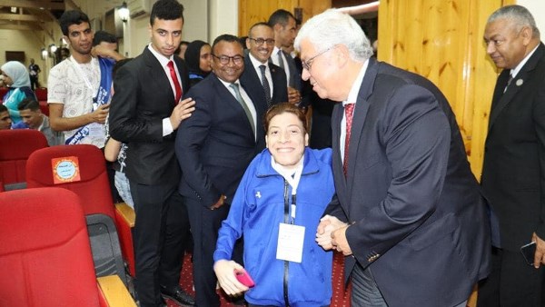  وزير التعليم العالي مع طفل ذوي إعاقة