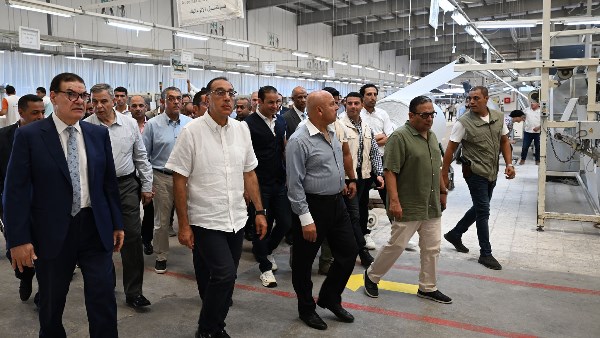 رئيس الوزراء يتفقد مصنع شركة "نايل لينين جروب" للنسيج والمفروشات بالمنطقة الحرة العامة بالإسكندرية