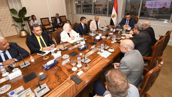 وزير الإسكان يلتقى مسئولى الاتحاد المصرى لمقاولي التشييد والبناء لبحث شكواهم 