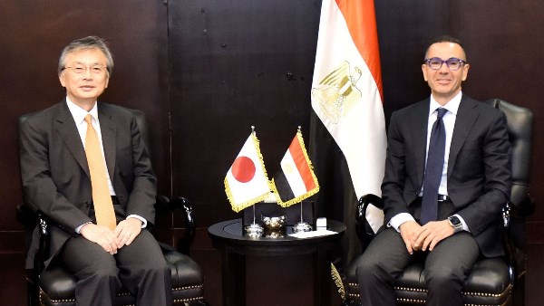 وزير الاستثمار يبحث مع سفير اليابان سبل تطوير العلاقات الاقتصادية المشتركة 