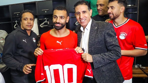 منتخب مصر يحتفل بمحمد صلاح 