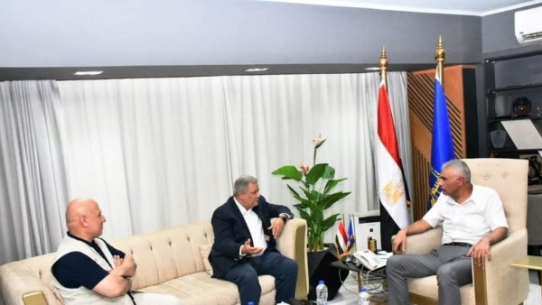  إسماعيل كمال محافظ أسوان و رئيس الشركة القابضة لمياه الشرب والصرف الصحي ممدوح رسلان