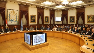  محافظ القاهرة خلال اجتماعه مع النواب ورؤساء الأحياء