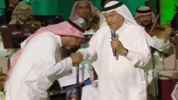 بعد ارتداء زي سعودي وتقبيل يد محمد عبده.. أول رد من الموسيقار هاني فرحات 