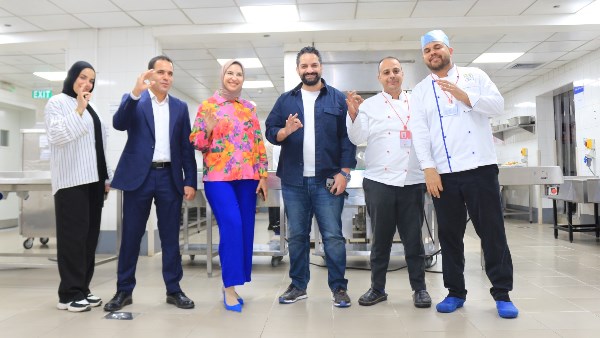 زيارةالمنتج كريم أبو ذكري لمستشفي الناس 