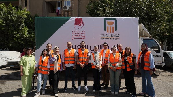 البنك الأهلي المصري يواصل شراكته مع مؤسسة بنك الكساء المصري من خلال مبادرة «مدارس 2025»