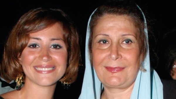 منة شلبي ووالدتها 