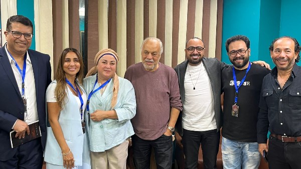 صورة تجمع لجنة تحكيم مهرجان نقابة المهن التمثيلية المسرحي يتوسطهم الدكتور أشرف زكي قبل متابعة العروض
