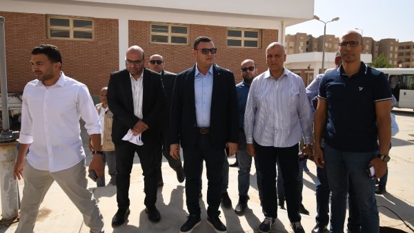 وزير الإسكان يتفقد محطة رفع صرف صحي ابني بيتك ٥  بمدينة حدائق أكتوبر