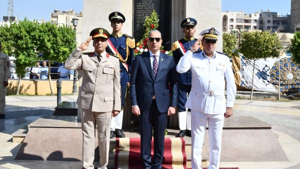 محافظ الفيوم يكرّم شهداء أكتوبر بميدان قارون