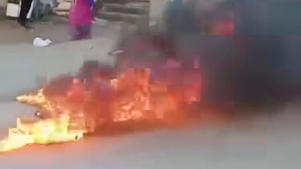"بلا رحمة.. صاحب محل يحرق بضاعة سيدة بسيطة في الفيوم"