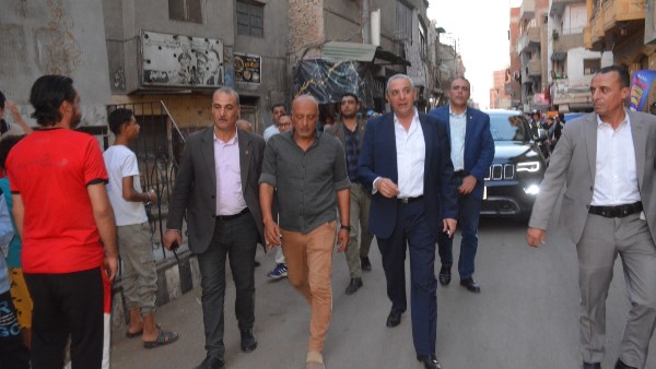 محافظ الغربية خلال جولته 