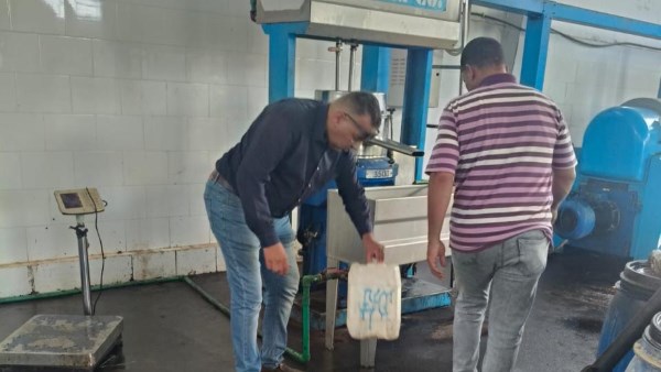 اثناء حملات التفتيش علي المحلات والاسواق