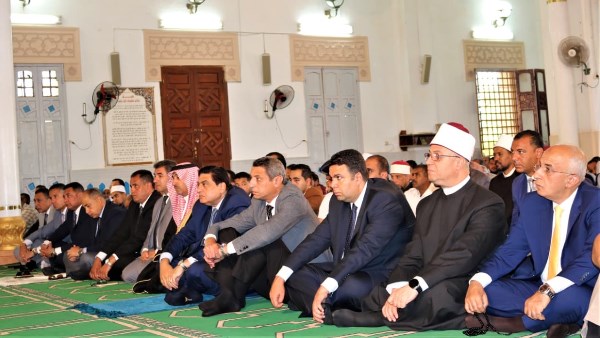 محافظ السويس ومدير الأمن وأهالي المحافظة يؤدون صلاة الجمعة بمسجد بدر احتفالًا بذكرى انتصارات 24 أكتوبر 1973 محافظ السويس ومدير الأمن وأهالي المحافظة يؤدون صلاة الجمعة بمسجد بدر احتفالًا بذكرى انتصارات 24 أكتوبر 1973
