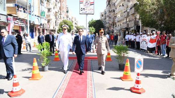 وضع إكيل الزهور على النصب التذكاري بقنا