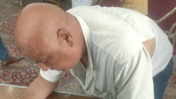 تمزيق ملابس مرشح برلماني في البحيرة 