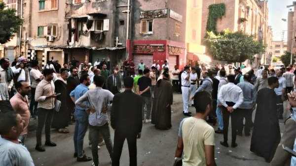 صورة من أمام المحكمة 