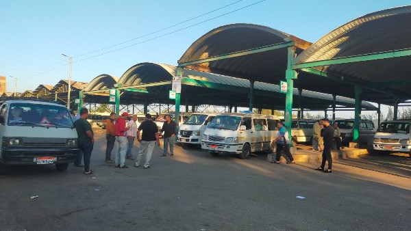 متابعة ميدانية مكثفة على مواقف السيارات بكوم حمادة 