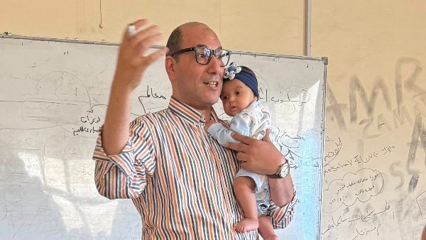 عميد “تجارة كفر الشيخ” يحمل طفلة رضيعة عميد “تجارة كفر الشيخ” يحمل طفلة رضيعة