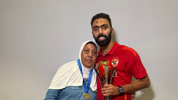 حسين الشحات ووالدته