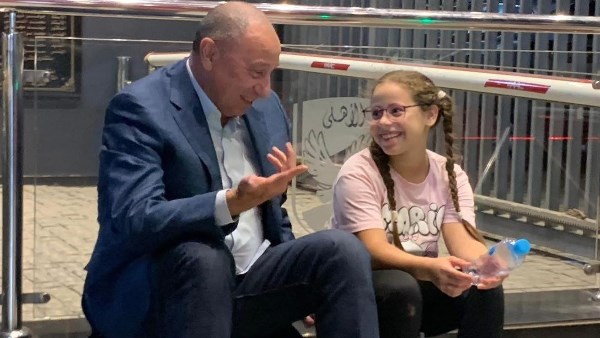 محمود الخطيب مع طفلة
