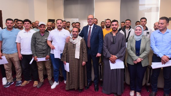 وزير العمل أثناء تسليم العقود