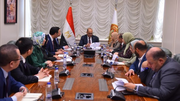 وزير العمل مع وفد الشركة