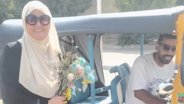 سما المصري أثناء توزيع الورد