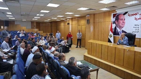 محافظ المنيا خلال لقائه مع المواطنين 
