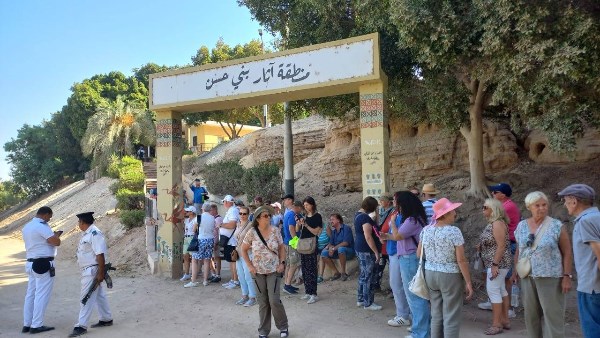 توافد أفواج ألمانية وأسترالية وفرنسية بالمنيا
