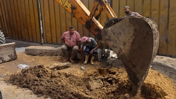 إصلاح كسر بخط مياه رئيسي 