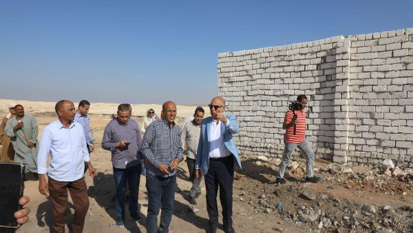 محافظ المنيا يتفقد موقع إنشاء سوق الماشية الجديد