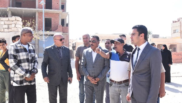 نائب محافظ مطروح يتابع  حملة رفع المخلفات بالشارع