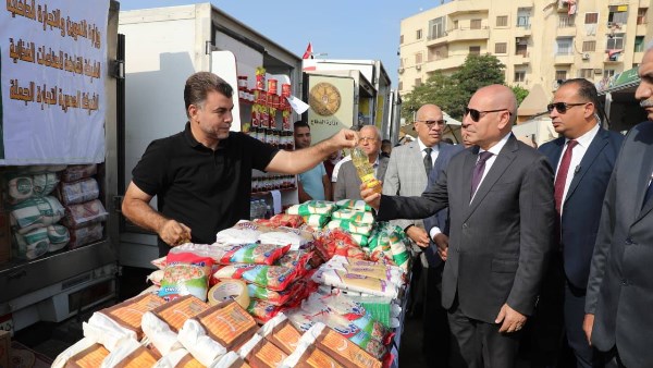 محافظ القاهرة يتفقد قافلة الخير للسلع الغذائية بوسط القاهرة
