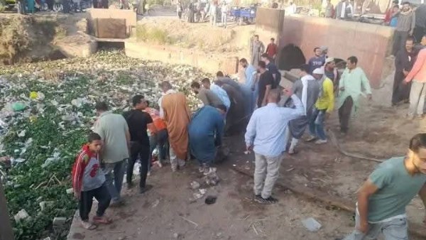 لحظة البحث عن الأطفال المفقودين بحادث التروسيكل