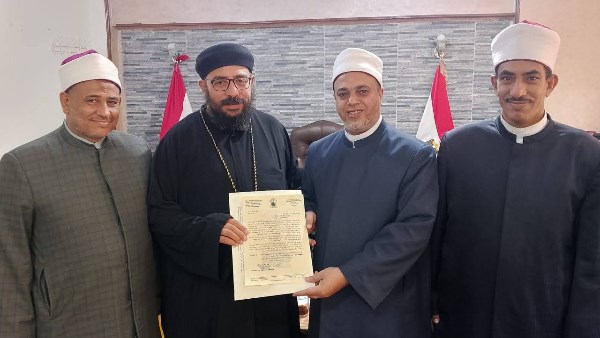 "القس عاموس بسطا" أثناء زيارته لأوقاف أسيوط
