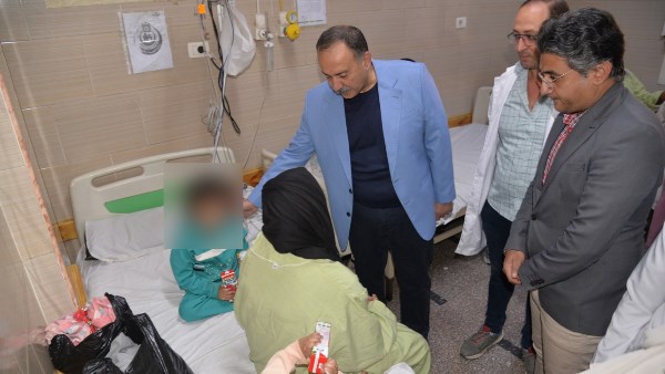 زيارة محافظ أسيوط للأطفال المصابين بحادث تروسيكل منقباد