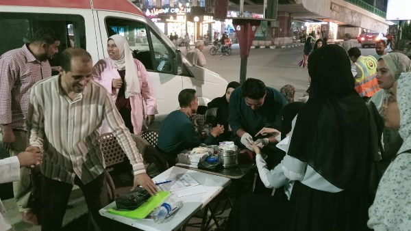 طلاب "صيدلة أسيوط" يقودون حملة تبرع بالدم بشوارع أسيوط