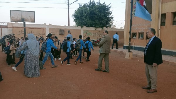 "دسوقي" في زيارة مفاجئة لإحدى مدارس قرية كوم ابوشيل "دسوقي" في زيارة مفاجئة لإحدى مدارس قرية كوم ابوشيل